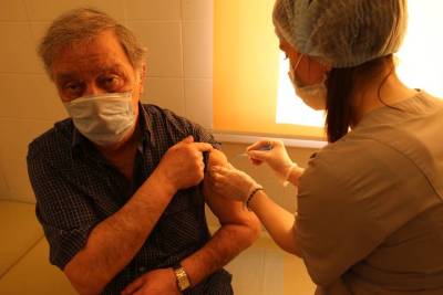 Роспотребнадзор рассказал об особенностях вакцинации от COVID-19 пожилых людей - vm.ru