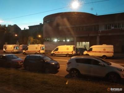 «Ждут по 3–4 часа»: в Петербурге очереди из скорых стоят теперь даже по ночам - newsland.com - Санкт-Петербург