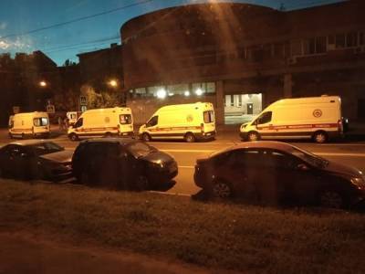У Покровской больницы Петербурга вторую ночь стоят очереди из скорых - znak.com - Санкт-Петербург - Пресс-Служба