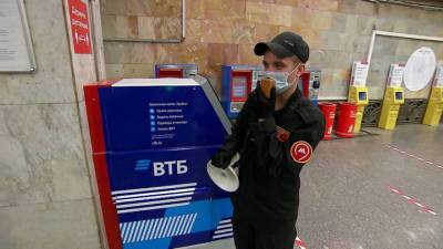 В Москве усиливают контроль за ношением масок и перчаток - vesti.ru - Москва - Евгений Данчиков