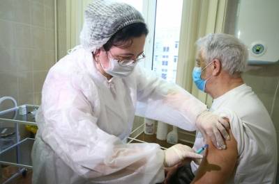Пожилые переносят прививку от коронавируса легче молодых - pnp.ru