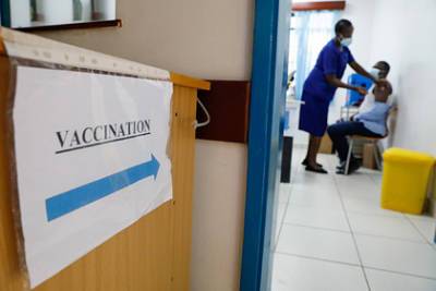 Африканцев кололи водой вместо вакцины от коронавируса - lenta.ru - Швеция - Кения