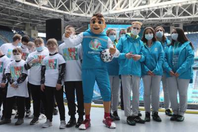 Александр Беглов - Около 300 петербургских волонтеров провакцинировали перед Евро-2020 - spb.mk.ru - Санкт-Петербург