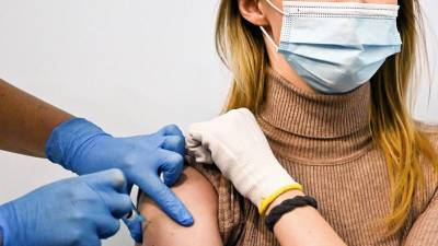 Кейт Обрайен - В ВОЗ рекомендовали прививаться от COVID-19 двумя дозами одной вакцины - gazeta.ru - Сша