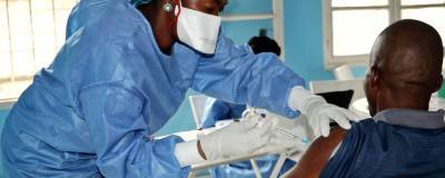 Более 800 человек в Уганде получили поддельную прививку от COVID-19 - runews24.ru - Уганда