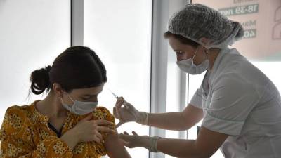 Ревакцинация от коронавируса стартовала в России - vm.ru - Россия