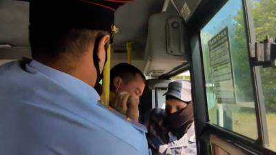 Полицейские силой вытащили мужчину из автобуса из-за отсутствия маски - vesti.ru - Россия - республика Татарстан - Набережные Челны