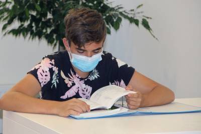 Вакцинированным учащимся в США разрешили не носить маски в школах - mk.ru - Сша