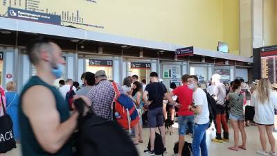 Жители Петербурга переполнили Финляндский вокзал в попытках уехать за город - inforeactor.ru - Петербурга - Зеленогорск