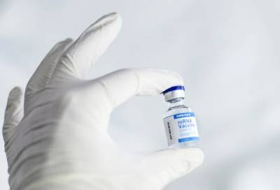 Петербуржец заявил, что его привили лишь половиной ампулы с вакциной от COVID-19 - online47.ru