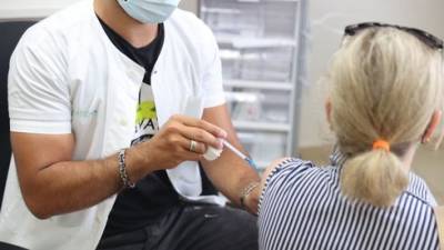 Нафтали Беннет - Альберт Бурла - Минздрав Израиля сообщил о возобновлении вакцинации первой дозой - vesty.co.il - Израиль