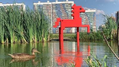 В Мурино появился красный пиксельный конь в водоеме - piter.tv