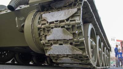 На Сахалине танк упал с прицепа на дорогу - newdaynews.ru - Южно-Сахалинск - Холмск