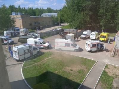 Возле Коми республиканской больницы выстроилась очередь из скорых - bnkomi.ru - республика Коми