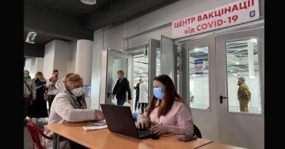 Вакцину Pfizer начали применять в центрах массовой вакцинации - focus.ua - Украина