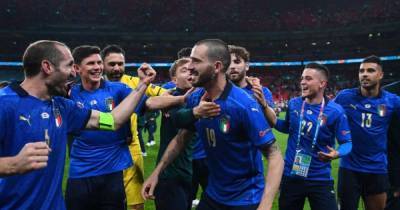 Леонардо Бонуччи - Джорджио Кьеллини - "Спи спокойно, мы охраняем тебя": лидеры сборной Италии спали с трофеем Евро-2020 (фото) - focus.ua - Украина - Италия