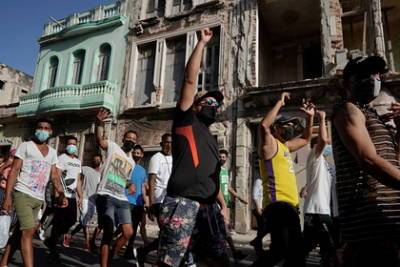 Эксперты назвали причины массовых протестов на Кубе - lenta.ru - Куба