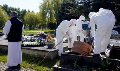 В Петербурге умерших от коронавируса будут бесплатно хоронить на кладбищах, потому что крематорий не справляется - og.ru - Санкт-Петербург