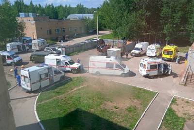 Возле российской ковидной больницы образовалась очередь из скорых с пациентами - lenta.ru - республика Коми - Пресс-Служба