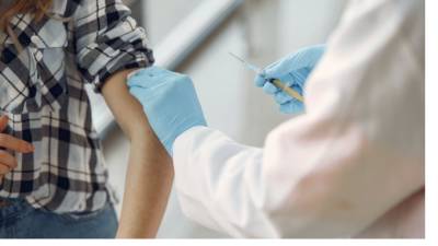 Эксперты развеяли популярные мифы о вакцинации от коронавируса - piter.tv