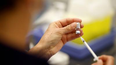 Эммануэль Макрон - Франция и Греция вводят обязательную вакцинацию врачей от COVID-19 - svoboda.org - Франция - Греция