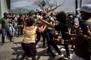 Куба охвачена антиправительственными протестами из-за еды и вакцин - vesti.uz - Куба