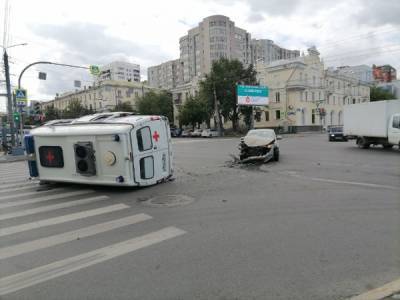 В Челябинске после ДТП опрокинулась машина скорой помощи, которая везла пациентов с COVID-19 - nakanune.ru - Челябинск