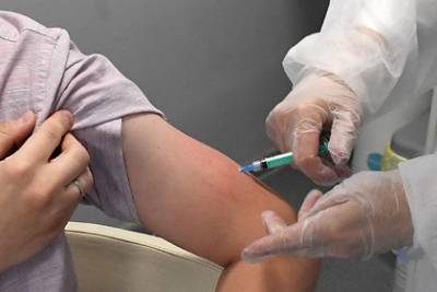 Борис Чурадзе - Врач назвал максимально допустимую паузу между дозами вакцины - lenta.ru