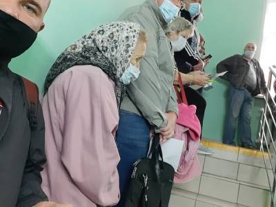 «Люди стоят с первого до третьего этажа»: в Кургане — очереди на вакцинацию - znak.com - Курганская обл.