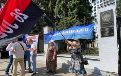 В Киеве у посольства Кубы идут митинги - korrespondent.net - Украина - Киев - Куба - Посольство