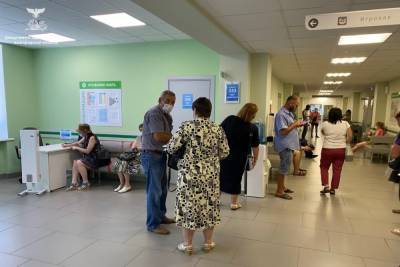 Депздрав опроверг информацию об очередях на вакцинацию в белгородской поликлинике - mk.ru - Белгород