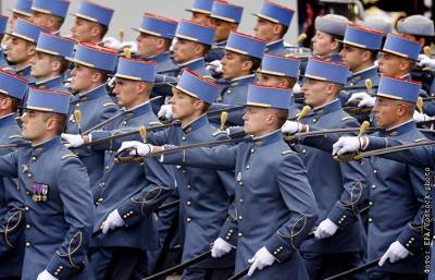 Военный парад в Париже начался с предложения руки и сердца - interfax.ru - Москва - Франция - Париж
