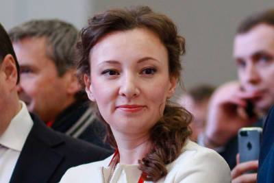 Анна Кузнецова - Александр Гинцбург - Кузнецова заявила, что обсуждать вакцинацию подростков от коронавиурса пока рано - mk.ru - Россия