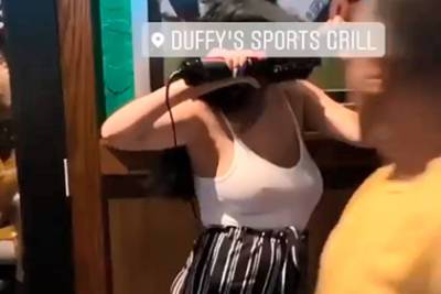 Женщина сделала себе укладку в баре и попала на видео - lenta.ru - штат Флорида