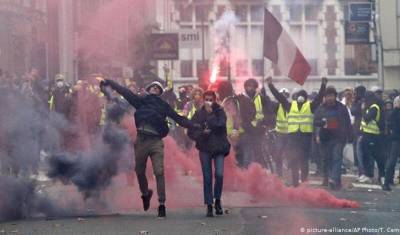 Французская полиция разогнала марш против ковид-пропусков, применив слезоточивый газ - newizv.ru - Франция