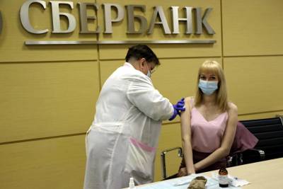 63% сотрудников Тверского отделения Сбербанка прошли полностью вакцинацию или сделали прививку первым компонентом от COVID-19 - tverigrad.ru - Тверь
