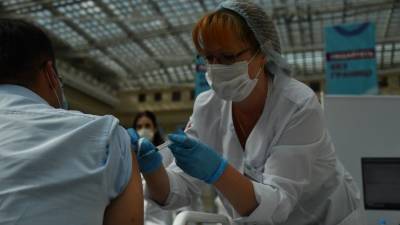 Роструд уточнил правила отстранения от работы непривитых от коронавируса - 5-tv.ru - Россия - Москва