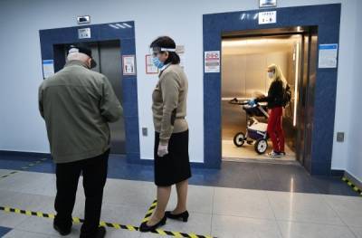 Эксперты по этикету посоветовали из-за коронавируса не ждать опаздывающих на лифт - govoritmoskva.ru - Россия - Москва