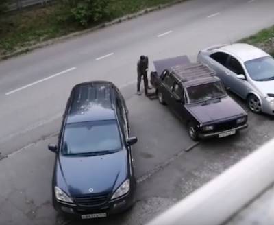 Видео, где житель Нижнего Тагила борется со сливом бензина, стало вирусным в TikTok - znak.com - Нижний Тагил