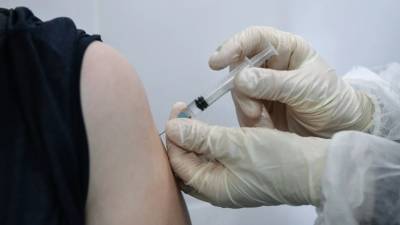 Андрей Тяжельников - Врач заявил о безопасности вакцинации от коронавируса в жару - russian.rt.com - Москва