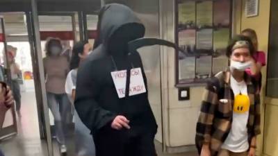 Видео из Сети. “Юрист-смерть” спустился в Новосибирское метро с акцией против прививок - vesti.ru