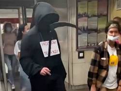 Иван Фролов - "Юрист-смерть" спустился в Новосибирское метро с акцией против прививок - newsland.com - Новосибирск