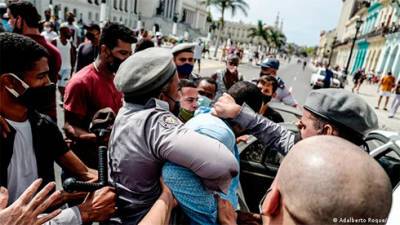 Активисты на Кубе сообщают о тысячах задержанных протестующих - bin.ua - Украина - Куба