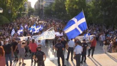 В Европе недовольные обязательной вакцинацией выходят на демонстрации - vesti.ru - Греция