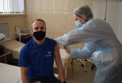 На предприятиях Ленобласти продолжается вакцинация от коронавируса - online47.ru - Ленобласть обл.