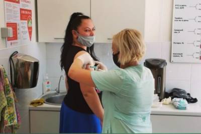 Почти 80 специалистов торговли вакцинировали от коронавируса на базе сетевого магазина в Мичуринске - tambov.mk.ru - Мичуринск