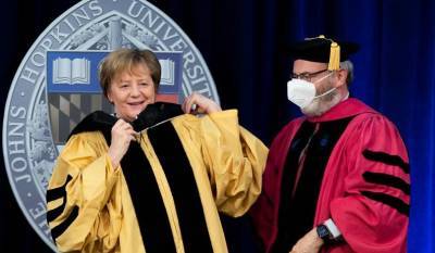 Джонс Хопкинс - Меркель запуталась в мантии при вручении почётной докторской степени (видео) - sharij.net - Сша - Германия - Вашингтон - Вашингтон