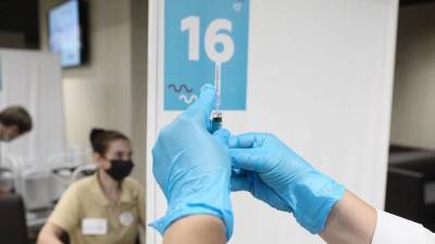 Первый компонент вакцины от COVID-19 в Москве получили более 3,8 миллиона человек - vm.ru - Москва