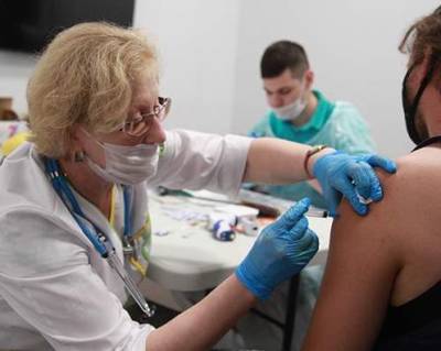 Судороги и сильная боль: с какими симптомами нужно срочно идти к врачу после вакцинации от COVID-19 - enovosty.com - Украина