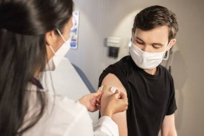 Андрей Кондрахин - Фармаколог составил полный список противопоказаний для вакцинации от коронавируса - mk.ru